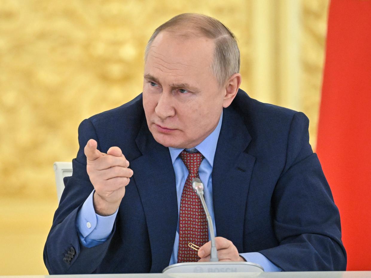 Vladimir Putin points his finger.