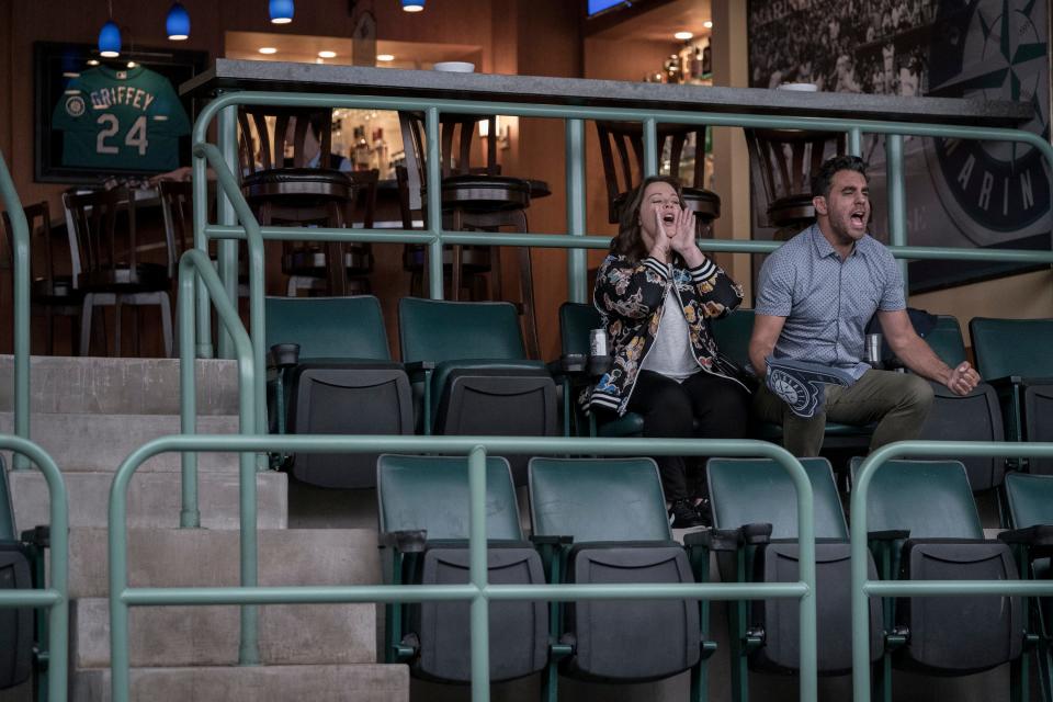 Carol (Melissa McCarthy) and ex-husband George (Bobby Cannavale) bond over the Seattle Mariners in "Superintelligence."