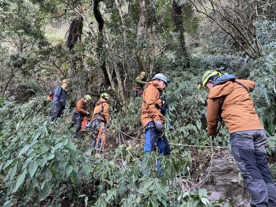 男子偕妻單攻屏縣北大武山，回程時男子不慎摔落邊坡，屏縣警義消尋獲男子時已無生命跡象。（記者鄭伯勝翻攝）