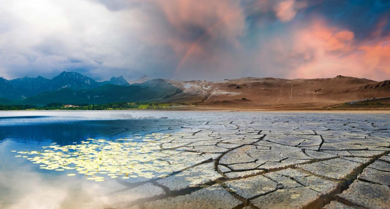 <a href="https://www.shutterstock.com/es/image-photo/landscape-mountains-lake-dried-desert-global-2113527779" rel="nofollow noopener" target="_blank" data-ylk="slk:luchschenF / Shutterstock;elm:context_link;itc:0;sec:content-canvas" class="link ">luchschenF / Shutterstock</a>