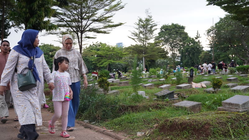 印尼穆斯林到墓園為逝者祈禱 印尼穆斯林通常會在開齋節這天盛裝打扮，在晨禱結 束後與家人到墓園為逝者祈禱。圖為雅加達南區的一 座墓園。 中央社記者李宗憲雅加達攝  113年4月10日 