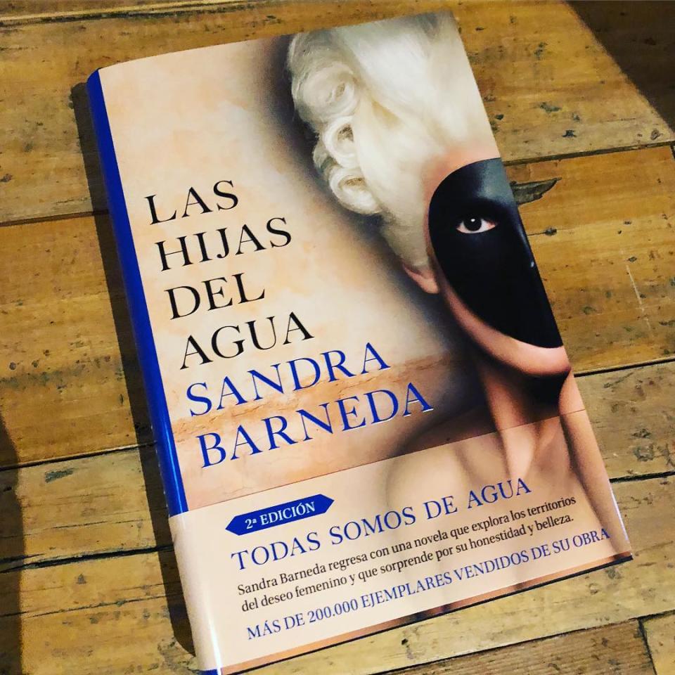 <p>Además de sus facetas de presentadora y actriz, Sandra Barneda también es conocida como escritora con cinco libros publicados. El último en 2018, ‘Las hijas del agua’. Sin duda, una mujer de lo más polifacética. (Foto: Instagram / <a rel="nofollow noopener" href="http://www.instagram.com/p/BhGhY3Zl2nZ/" target="_blank" data-ylk="slk:@sandrabarneda;elm:context_link;itc:0;sec:content-canvas" class="link ">@sandrabarneda</a>). </p>