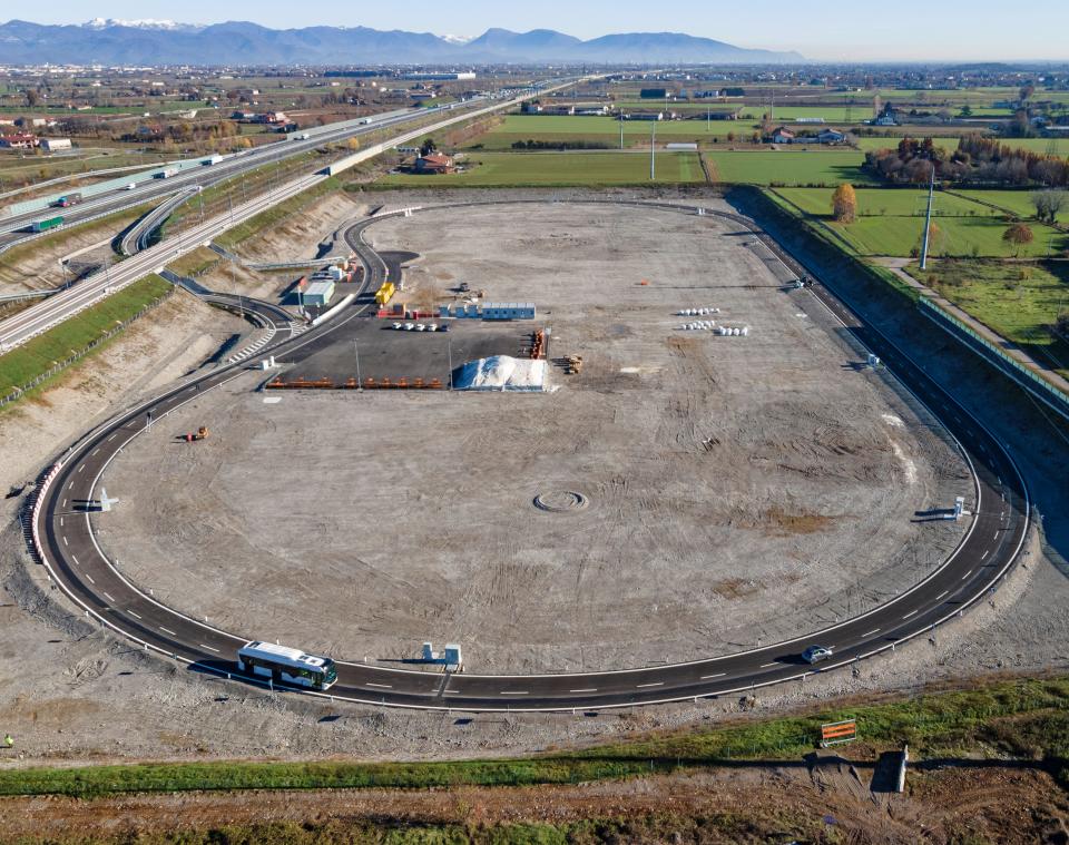 全球第4大車廠Stellantis在義大利建置的無線充電公路，現已進入第三階段測試。�� 圖片摘自：https://www.stellantis.com/en
