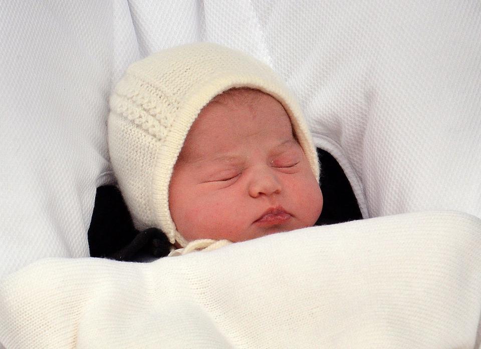 <p>Ihren ersten offiziellen Auftritt als Royal hatte Charlotte bereits am Tag ihrer Geburt – am 2. Mai 2015. Ganz verschlafen und mit einer Strick-Kappe bedeckt verzauberte sie schon damals das ganze Königreich. (Bild: Getty Images) </p>