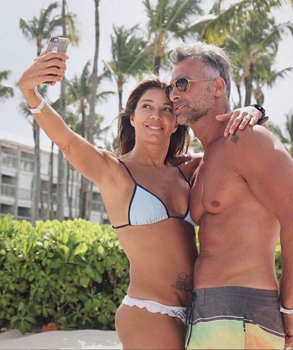 <p>Fulop mostró su tallado cuerpo e hipnotizó a sus más de 300 mil seguidores de Instagram con sus curvas tonificadas y al natural. "Mi compañero de vida", fue el epígrafe para esta 'foto de la selfie' con Ova Sabatini, su esposo desde hace casi dos décadas. - Foto: Instagram.com/fulopcatherine </p>