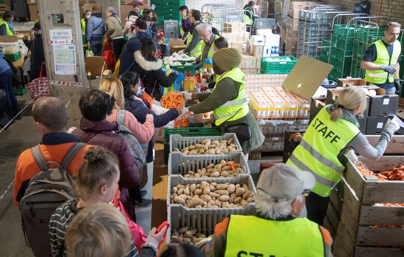 Food distribution for needy persons at the aid organisation "Essen fuer Alle" in Zurich