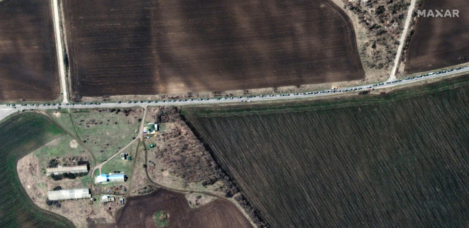 美國太空科技公司 Maxar Technologies 今（13）日貼出 11 日衛星拍下的照片，顯示大批俄羅斯軍隊(公路上方的綠點)正移往烏克蘭東部邊界。   圖：翻攝推特@Maxar
