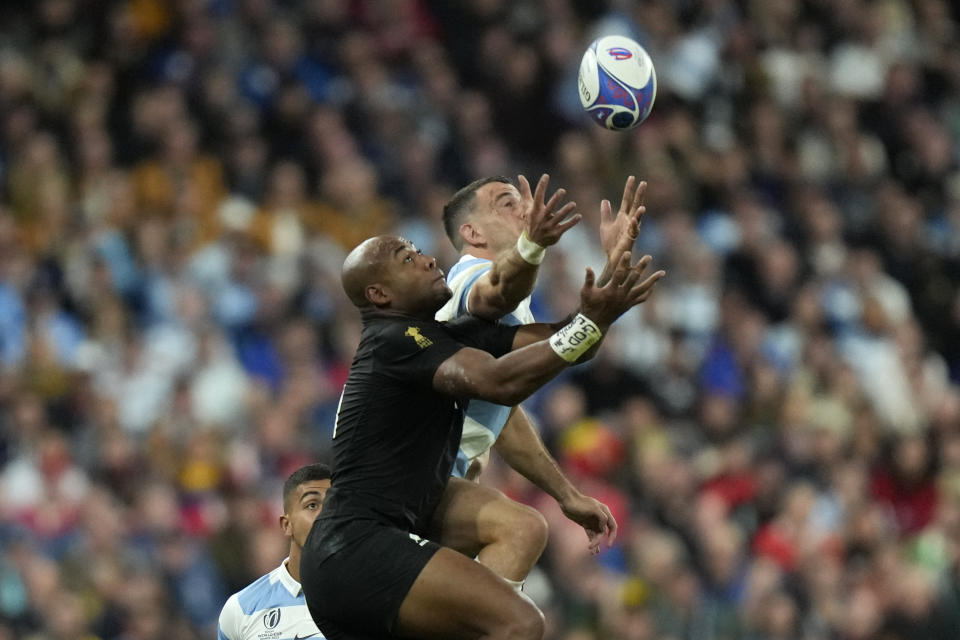 Argentina's Emiliano Boffelli, right, and New Zealand's Mark Telea reach for the ball during the Rugby World Cup semifinal match between Argentina and New Zealand at the Stade de France in Saint-Denis, outside Paris, Friday, 20, 2023. (AP Photo/Pavel Golovkin)