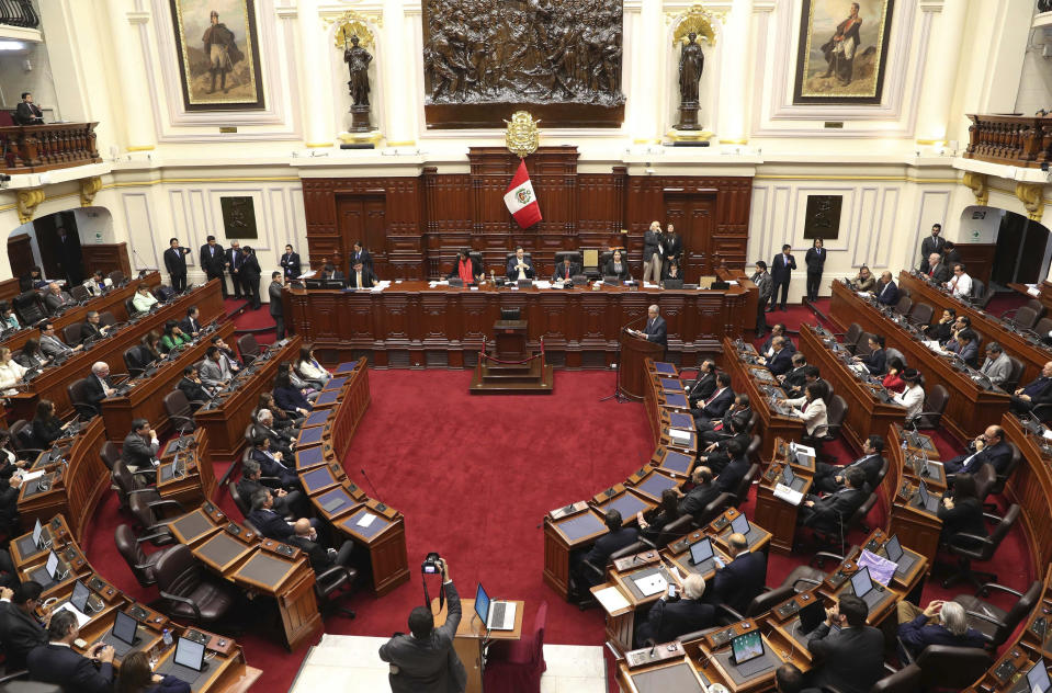 Legisladores peruanos inician una discusión sobre la solicitud del presidente Martín Vizcarra para llevar a cabo una consulta popular sobre cuatro propuestas que intentan modificar la Constitución y limpiar la corrupción del sistema político y judicial en el Congreso peruano, el miércoles 19 de septiembre de 2018. (AP Foto/Martín Mejía)