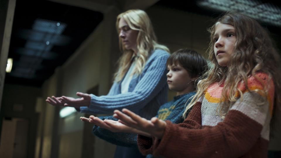 Kim Riedle, Naila Schuberth como Hannah y Sammy Schrein como Jonathan en el set de 'Mi querida niña'. Cortesía de Netflix 2023
