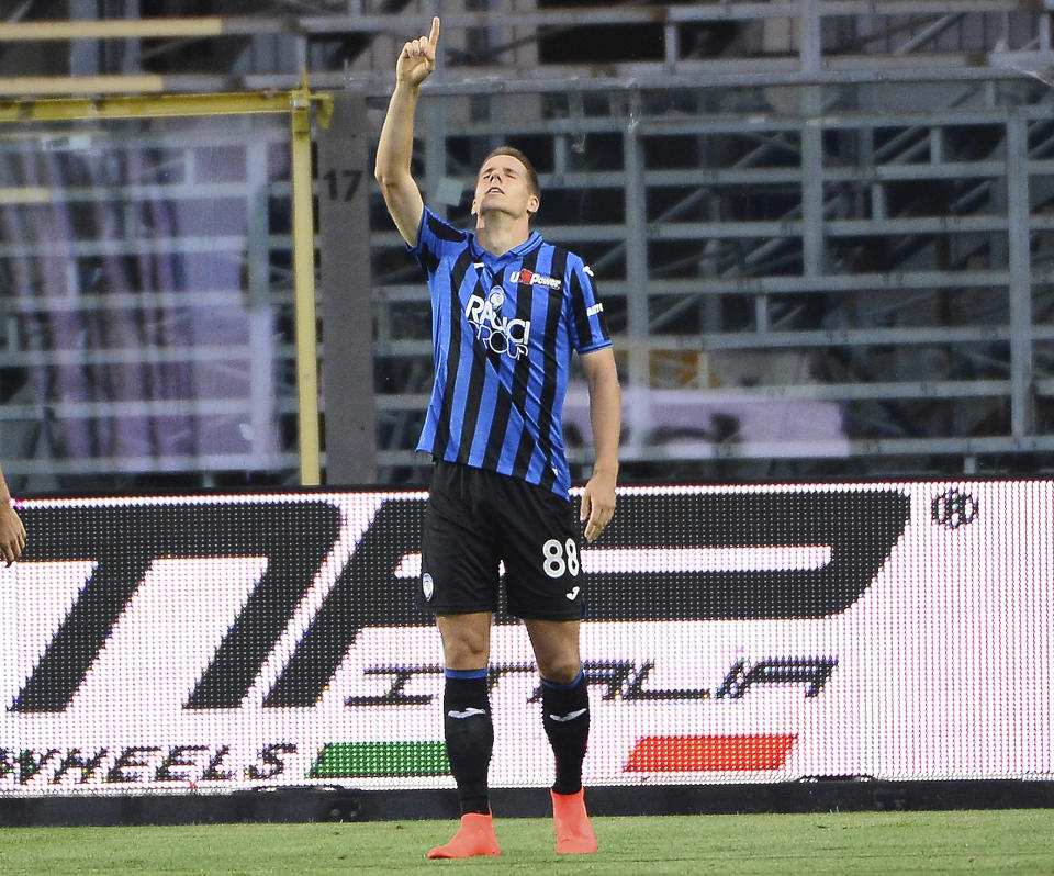 Mario Pasalic del Atalanta tras anotar el primer gol del equipo en la victoria 2-0 ante Napoli por la Serie A italiana en Bérgamo, el jueves 2 de julio de 2020. (Giuseppe Zanardelli/LaPresse vía AP)