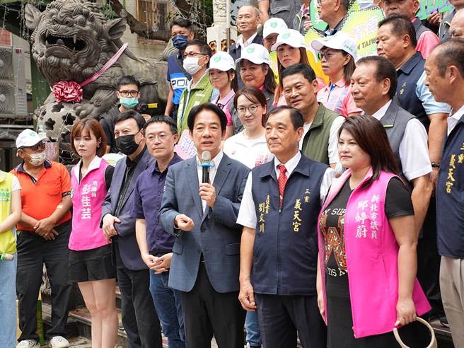 民進黨總統參選人、副總統賴清德今早前往新北市三重區的義天宮參拜，立法委員參選人李坤城、立法委員余天以及在地議員、里長皆出席。(黃敬文攝)