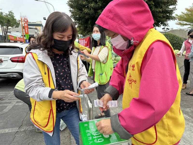 惜福感恩捐發票換高麗菜　彰化農漁牧協會快閃助植物人