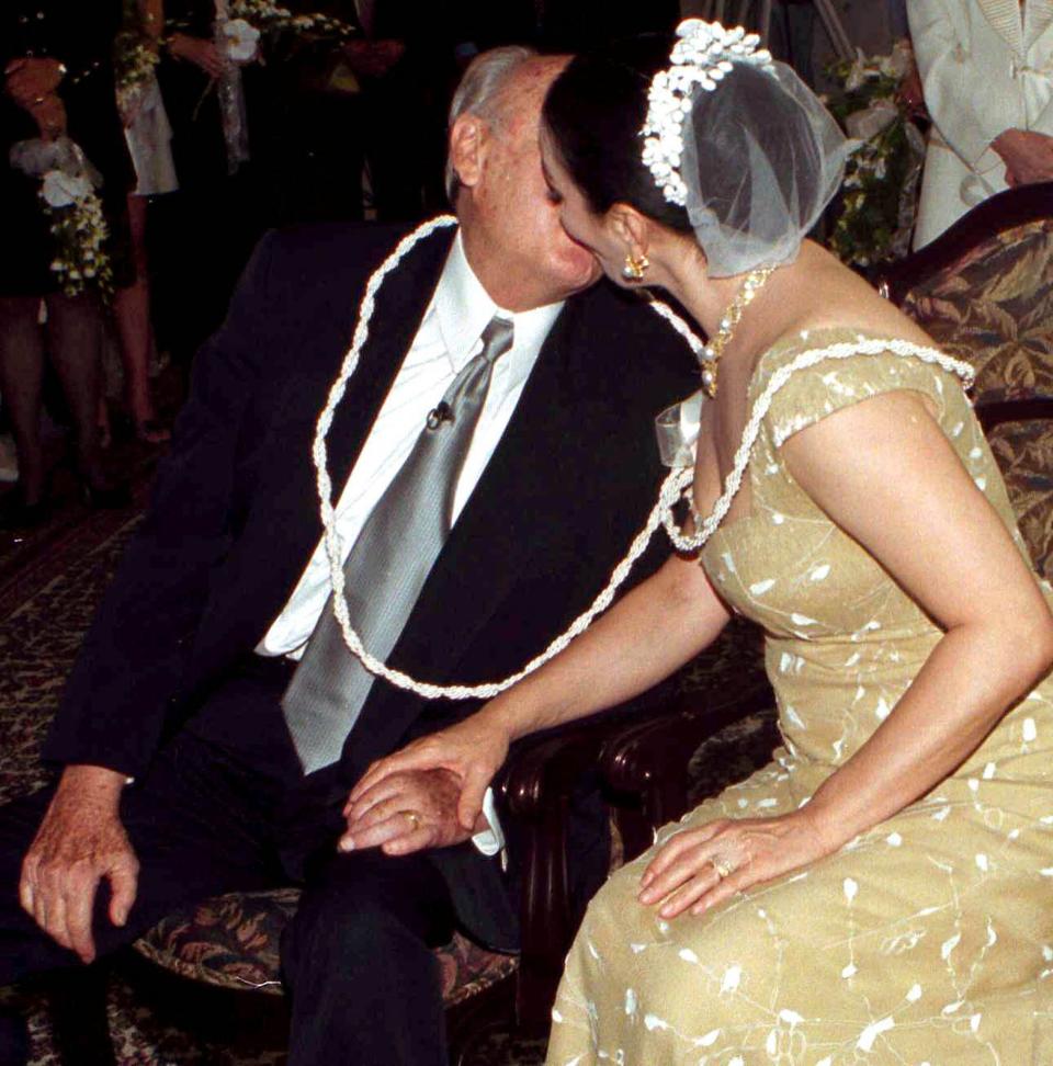 México D.F., 2000.- José López Portillo en día de la Boda con la actriz Sasha Montenegro. El sepelio del ex mandatario estará abierto y este quedo a cargo de sus hijos Carmen, Paulina y José Ramón. FOTO: Juan Sotelo/CUARTOSCURO.COM