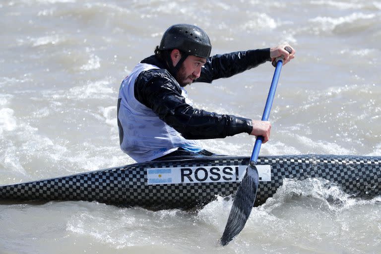 Sebastian Rossi, durante la competencia C1 del canotaje slalom en el río Aconcagua
