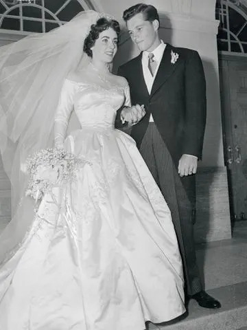 <p>Bettmann</p> Elizabeth Taylor y Conrad "Nicky" Hilton el día de su boda el 6 de mayo de 1950.