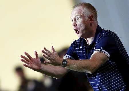 Football Soccer - CAF African Champions League - Egypt's Zamalek v Algeria's Mouloudia Olympique Bejaia - Petro Sport stadium, Cairo, Egypt - 9/4/2016 - Alex McLeish, coach of Egypt's Zamalek, instructs during the game. REUTERS/Amr Abdallah Dalsh