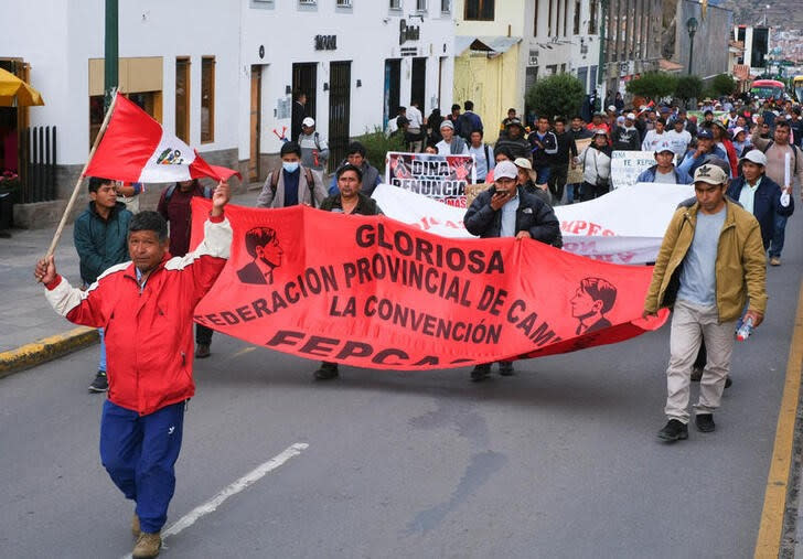 Un hombre sostiene una bandera peruana mientras participa en una manifestación antes de dirigirse a Lima para reunirse con manifestantes de todo el país para la marcha de la "Toma de Lima", pidiendo la renuncia de la presidenta de Perú, Dina Boluarte, tras la destitución y arresto de expresidente Pedro Castillo, en Cusco, Perú