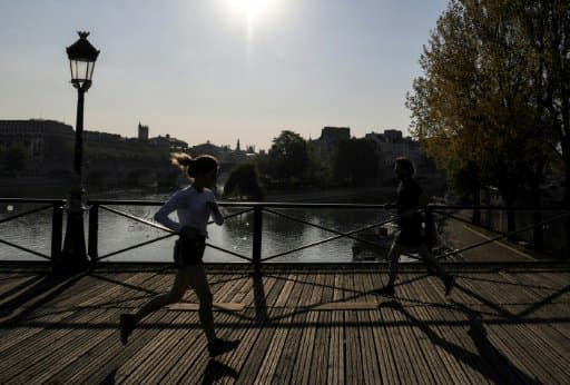 Des joggueurs sur le Pont des Arts, à Paris, le 8 avril 2020 pendant le confinement instauré en France - ALAIN JOCARD, AFP/Archives