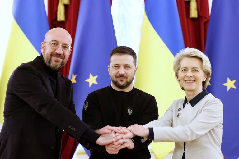 Charles Michel, Volodimir Zelensky y Ursula Von der Leyen se saludan durante una reunión en Kiev el 3 de febrero de 2023. 