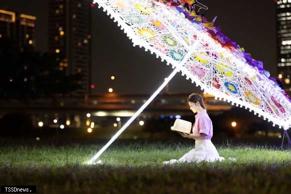 花朵在日光下綻放，夜晚則透過光雕技術照耀出螢光的效果。(圖:新北市高灘處提供)