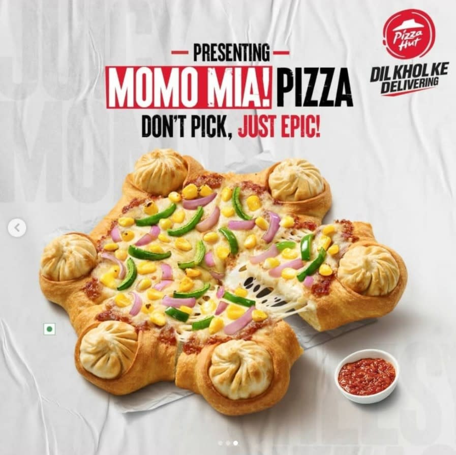 印度Pizza Hut最新推出「MOMO MIA Pizza」，在六角形Pizza皮上放有國貌似籠包的「饃饃 」（Momo），價錢為269盧比起(約港幣$28)
