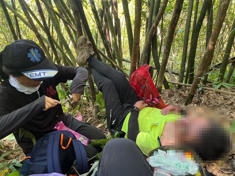 登山客被蜂螫傷，警消人員前往救援。（圖／翻攝畫面）