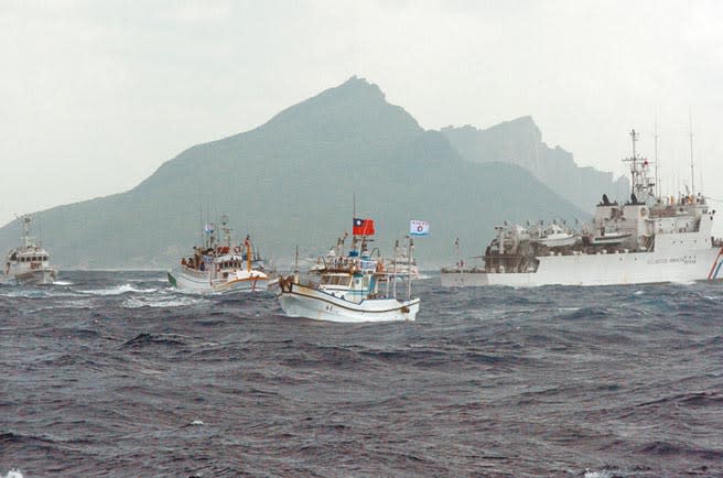 馬政府對日採強硬姿態，2012年曾派出海巡艦艇支持前往釣魚台示威的蘇澳漁船，與日本海岸保安廳船艦對峙。（本報資料照片）