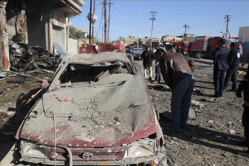 Un grupo de Iraquíes inspecciona los daños causados tras la explosión de un coche bomba en Kirkuk, al norte de Irak, en un atentado contra una comisaría de policía. EFE/Archivo