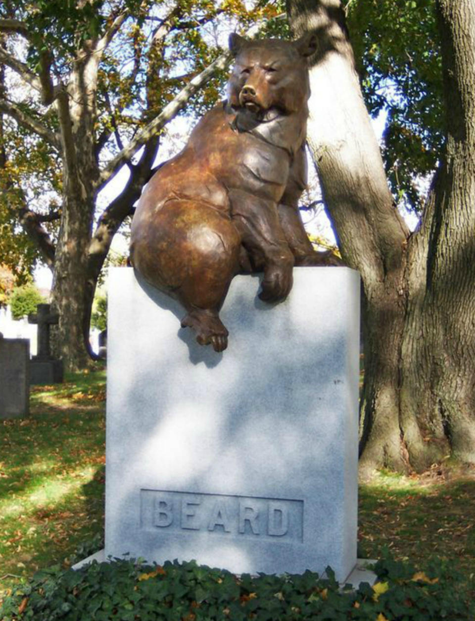 <p>En la imagen, la tumba del artista William Holbrook Beard, famoso por sus pinturas satíricas que estaban protagonizadas por animales. (Foto: Pinterest). </p>