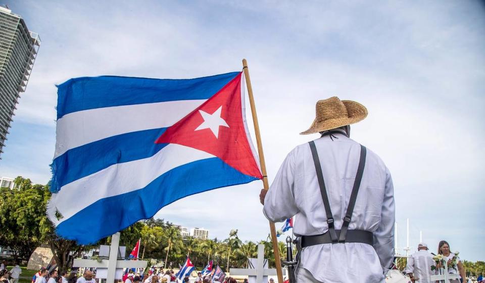 El exiliado cubano Santiago Ferrán Barnet, vestido de mambí, asiste a un mitin organizado por la Assembly of the Cuban Resistance por las calles de Miami, el 14 de noviembre de 2021.