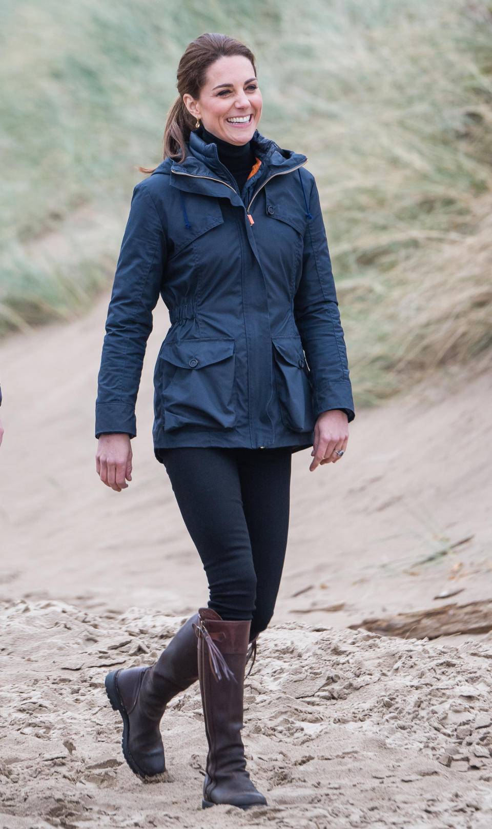 Herzogin Kate trägt ihre altbekannten Stiefel an einem windigen Tag am Strand in England. (Bild: Getty Images)