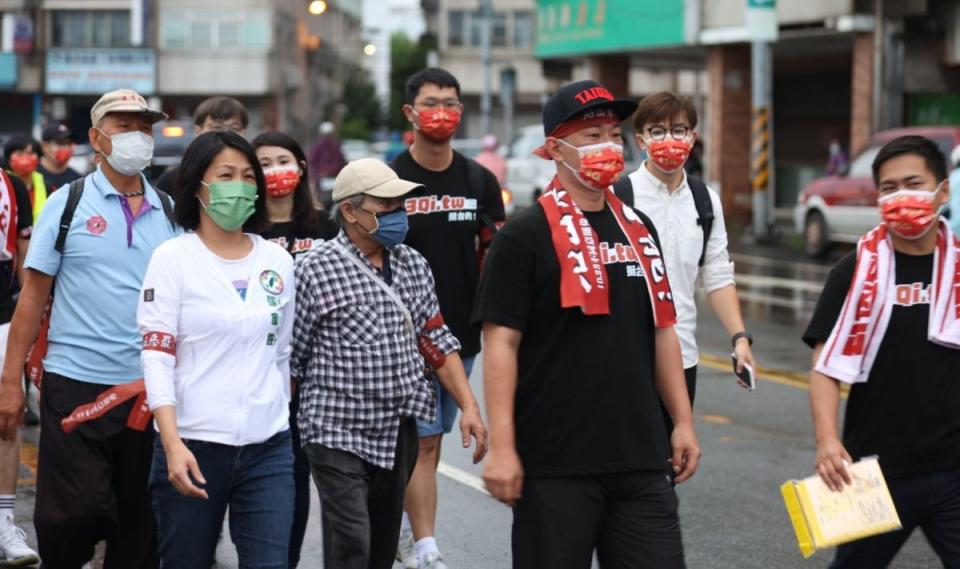 ▲陳柏惟一早由台中市議員張家銨和支持民眾陪同，展開百時苦行。（圖／陳柏惟服務處提供，2021.10.13）