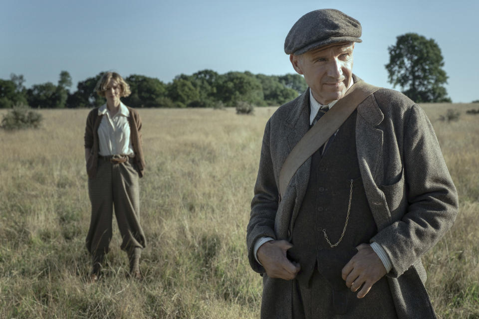 THE DIG (L-R): CAREY MULLIGAN as EDITH PRETTY, RALPH FIENNES as BASIL BROWN. (LARRY HORRICKS/NETFLIX © 2021)
