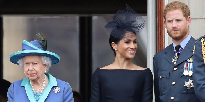 Londres, Inglaterra, 10 de julio La reina Isabel II, el príncipe Harry, el duque de Sussex y Meghan, duquesa de Sussex en el balcón del Palacio de Buckingham mientras la familia real asiste a los eventos del Centenario de Raph el 10 de julio de 2018 en Londres, Inglaterra.  Imágenes de Chris Jacksongate