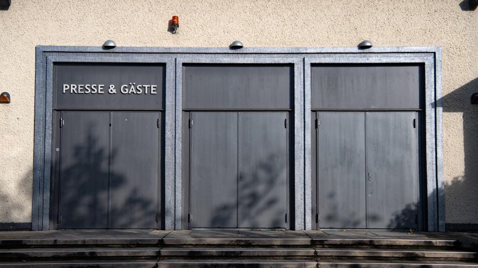 Geschlossen sind die Eingangstüren zur Columbiahalle in Berlin. (Archivbild)