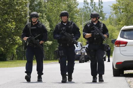 Law enforcement officials search a street near the Clinton Correctional Facility in Dannemora, New York June 10, 2015. REUTERS/Chris Wattie