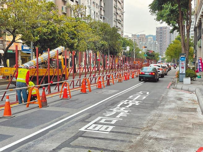 高雄輕軌二階爭議路段2日正式動工，原本就屬於壅塞路段的大順路，南北向原各有3個車道，但為了配合施工作業，必須占用雙向各1.5個車道。（洪浩軒攝）