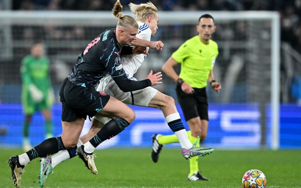 Erling Haaland and Oscar Hojlund jostle for the ball