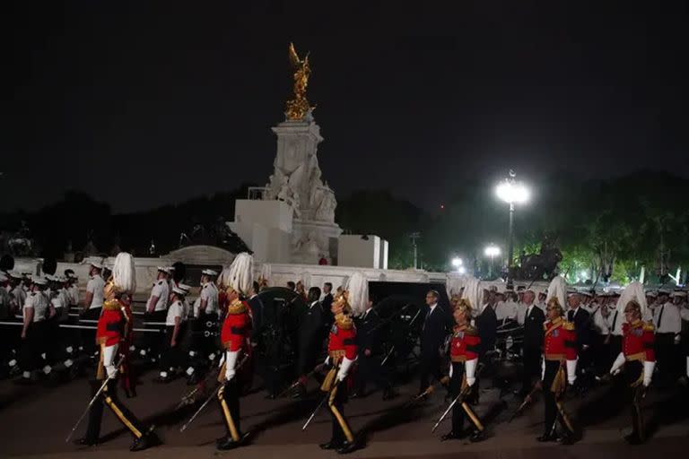 Un ensayo matutino para el funeral de la reina Isabel II en Londres, antes de su funeral el lunes