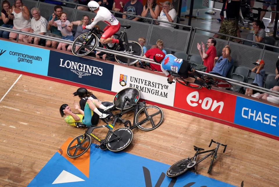 A crash caused chaos in the men’s 15km scratch race qualifying round as England’s Matt Walls went over the barrier (John Walton/PA) (PA Wire)