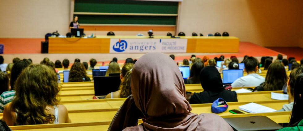 Cette année, 936 000 candidats ont pu postuler via la plateforme auprès de plus de 21 000 formations proposant des diplômes reconnus par l’État.  - Credit:JEAN-MICHEL DELAGE / Hans Lucas / Hans Lucas via AFP