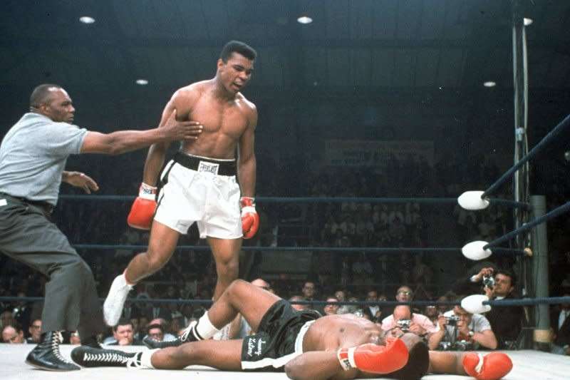 一代拳王阿里（Muhammad Ali）病逝，這是他在1965年擊倒Sonny Liston（美聯社）
