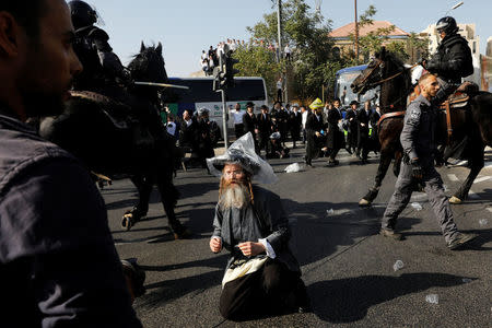 Israeli ultra-Orthodox Jewish men clash with police at a protest against the detention of a member of their community who refuses to serve in the Israeli army, in Jerusalem September 17, 2017. REUTERS/Ronen Zvulun