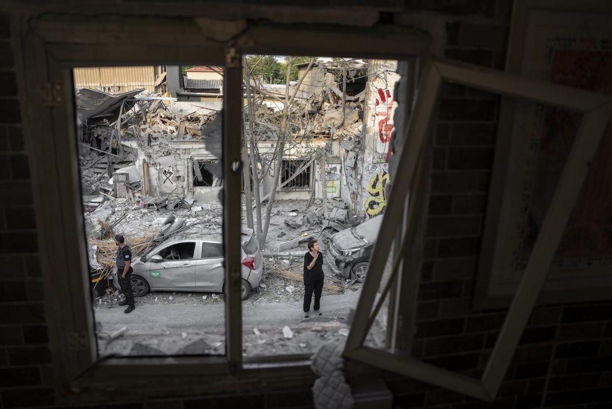Israelis inspect the rubble of a building in Tel Aviv on Oct. 8, 2023, a day after it was hit by a rocket fired from the Gaza Strip. <a href="https://newsroom.ap.org/detail/APTOPIXIsraelPalestinians/36f3a193e8864da98601fda6b1ae4125/photo?Query=israel&mediaType=photo&sortBy=arrivaldatetime:desc&dateRange=now-24h&totalCount=185&currentItemNo=70" rel="nofollow noopener" target="_blank" data-ylk="slk:AP Photo/Oded Balilty;elm:context_link;itc:0;sec:content-canvas" class="link ">AP Photo/Oded Balilty</a>