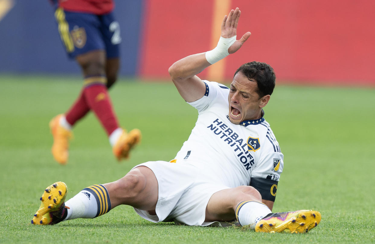 Chicharito Hernández sufrió una aparatosa lesión en una de sus rodillas (Foto de: Chris Gardner/Getty Images)