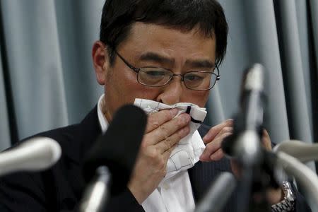 The Chairman of the Japanese Association of Zoos and Aquariums, Kazutoshi Arai, wipes his face with a towel during a news conference at the Ministry of the Environment in Tokyo May 20, 2015. REUTERS/Yuya Shino