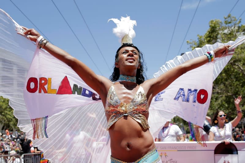 Des millions de personnes ont défilé dimanche dans des parades aux couleurs de l'arc-en-ciel dans tous les Etats-Unis, comme ici à San Francisco, pour célébrer les fiertés LGBT, deux semaines après la tuerie du club gay du Pulse, à Orlando. /Photo prise le 26 juin 2016/REUTERS/Elijah Nouvelage