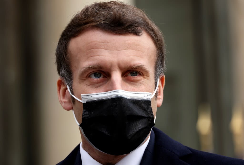 Emmanuel Macron est loin d'être le premier chef de l'État positif au coronavirus. Donald Trump, Boris Johnson ou encore Jair Bolsonaro sont déjà passés par là. 