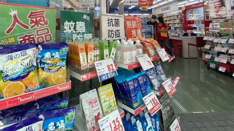 藥妝店員工吐槽，當天上班已幫超過10組大學生結帳。（示意圖／資料照）